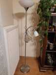 lampa pokojowa w kolorze starego złota