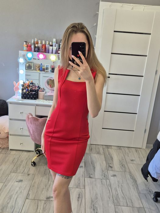 Krótka elegancka czerwona dopasowana sukienka