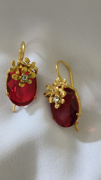 Brincos em prata dourada com pedra vermelha