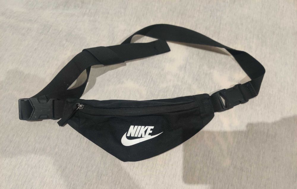 Nerka Nike czarna męska saszetka na pas torba torebka black jak nowa