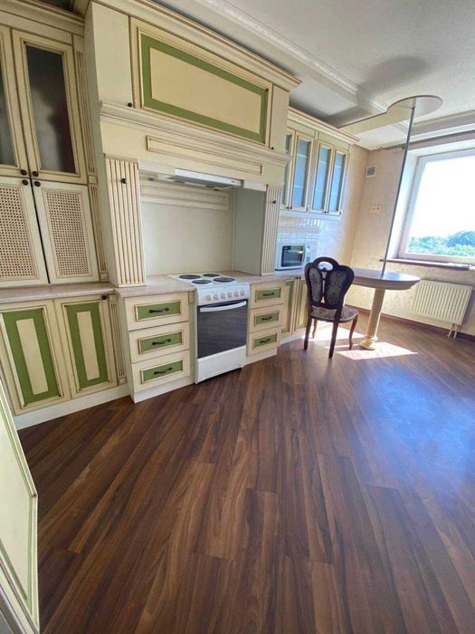 Продам двоповерхову квартиру з видом на р. Дніпро в центрі