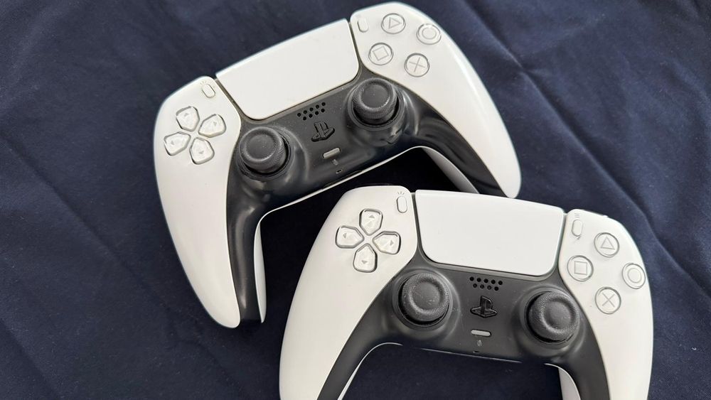 PS5 com dois comandos