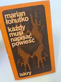 Każdy musi napisać powieść - Marian Łohutko