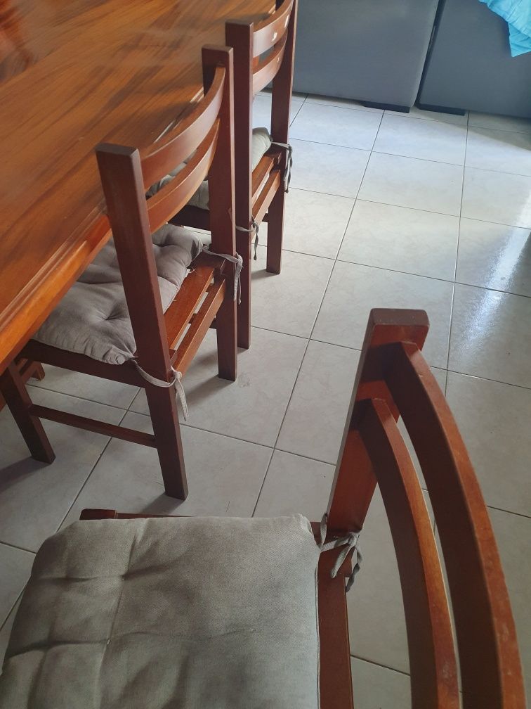 Mesa com 6 cadeiras