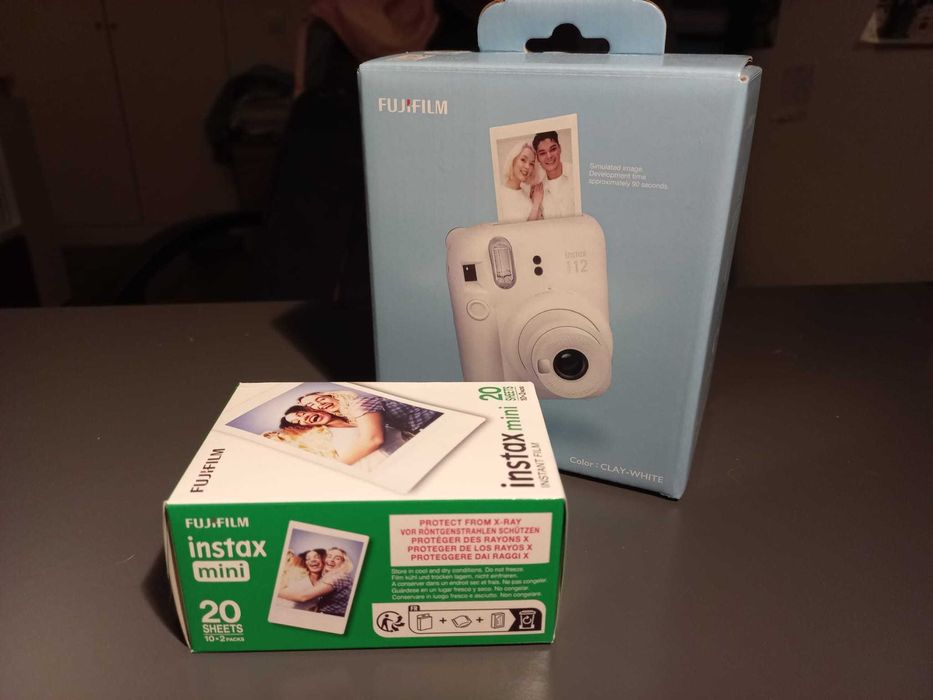 Máquina + Instantâneos -- FUJIFILM Instax Mini 12 (Branco)