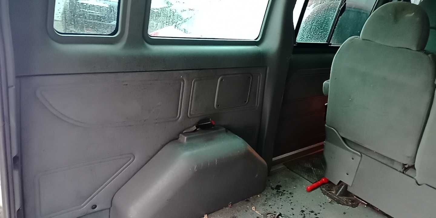Ford transit MK7 Tourneo środek boczki dywan plastiki osobówka stan bd