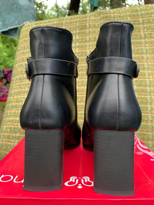 Ботинки жіночі чорні  на каблуку