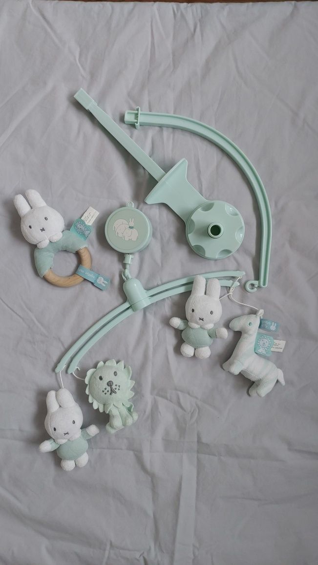 Karuzelka do łóżeczka TIAMO Miffy Safari + grzechotka