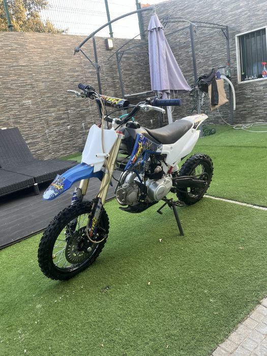 Moto quase nunca usada.aceito trocas preco negociavel