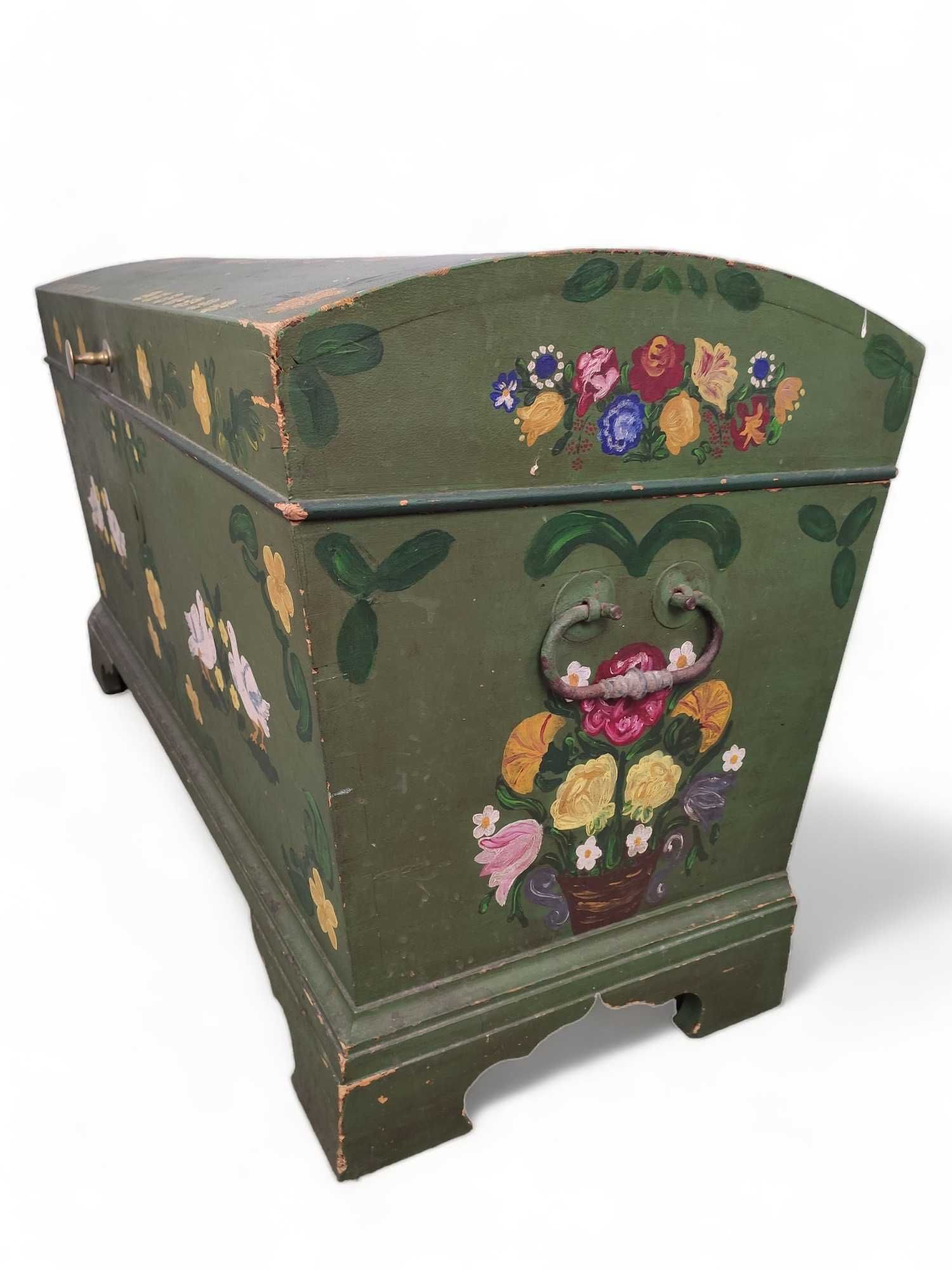 Piękna stara ręcznie malowana skrzynia, kufer