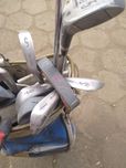 Zestaw kijów golfowych + pokrowiec . Kije golfowe , golf , pokrowiec
