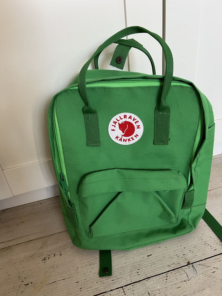 Zielony pojemny plecak