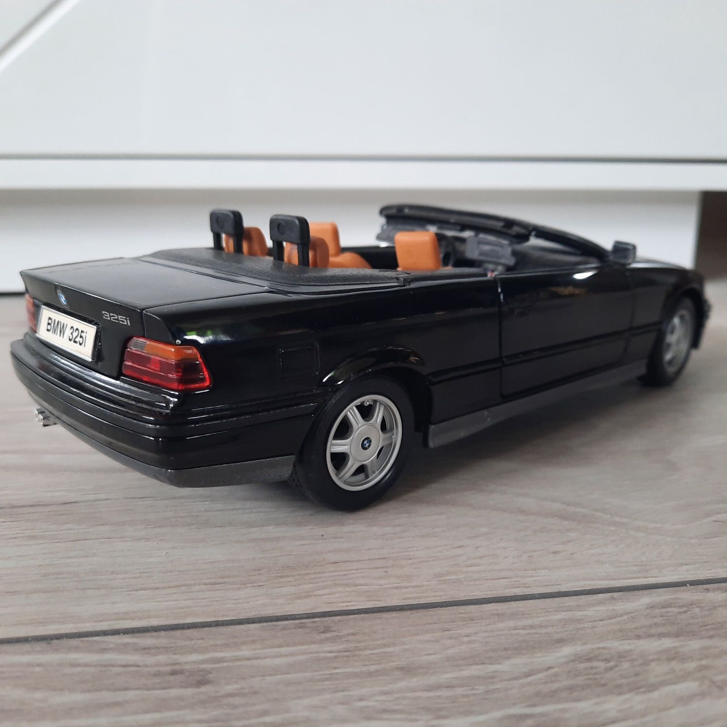 Auto Samochód Kolekcjonerski BMW 325i Convertible 1993 Maisto 1:18