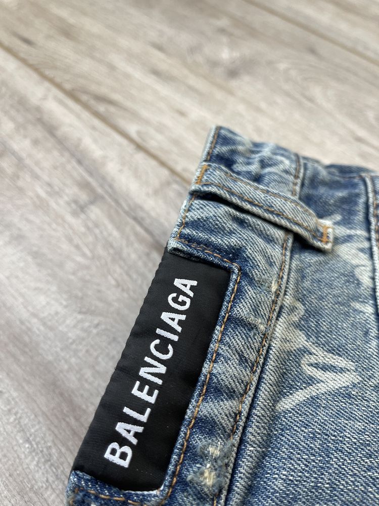 Укорочені жіночі джинси Balenciaga.