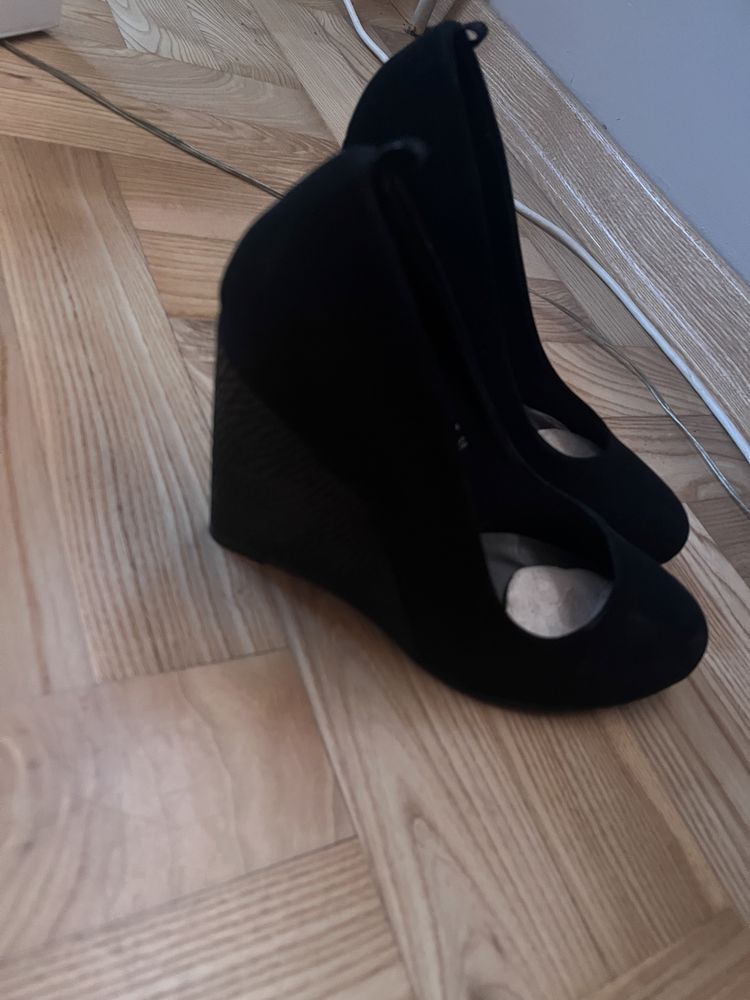 Buty czarne na koturnie