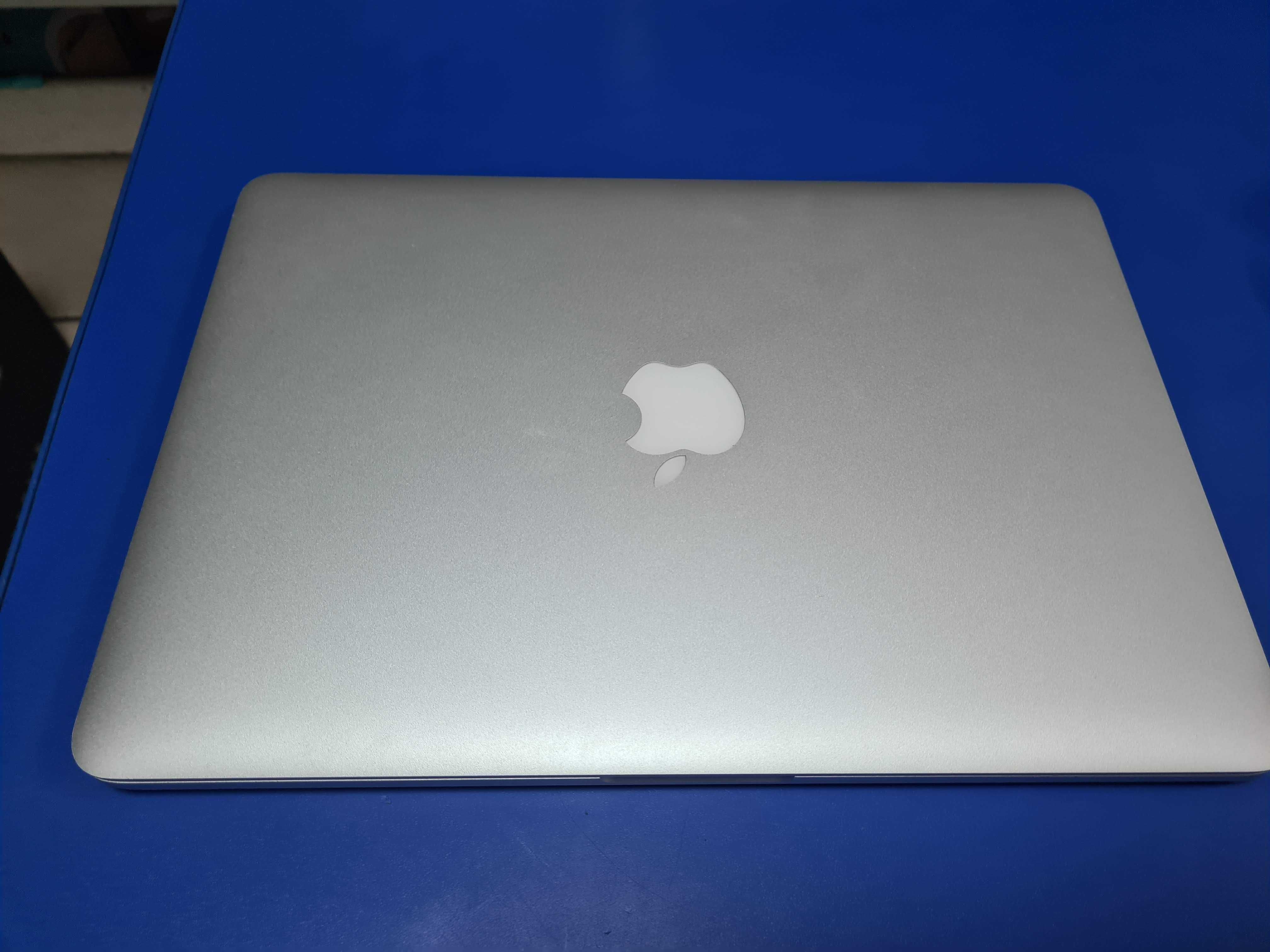 Apple MacBook Pro 13 2015/i5/2.4ghz/8gb