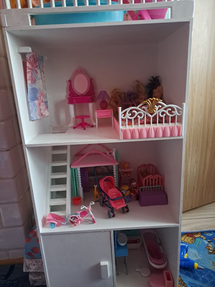 Duży domek dla lalek plus lalki i akcesoria
