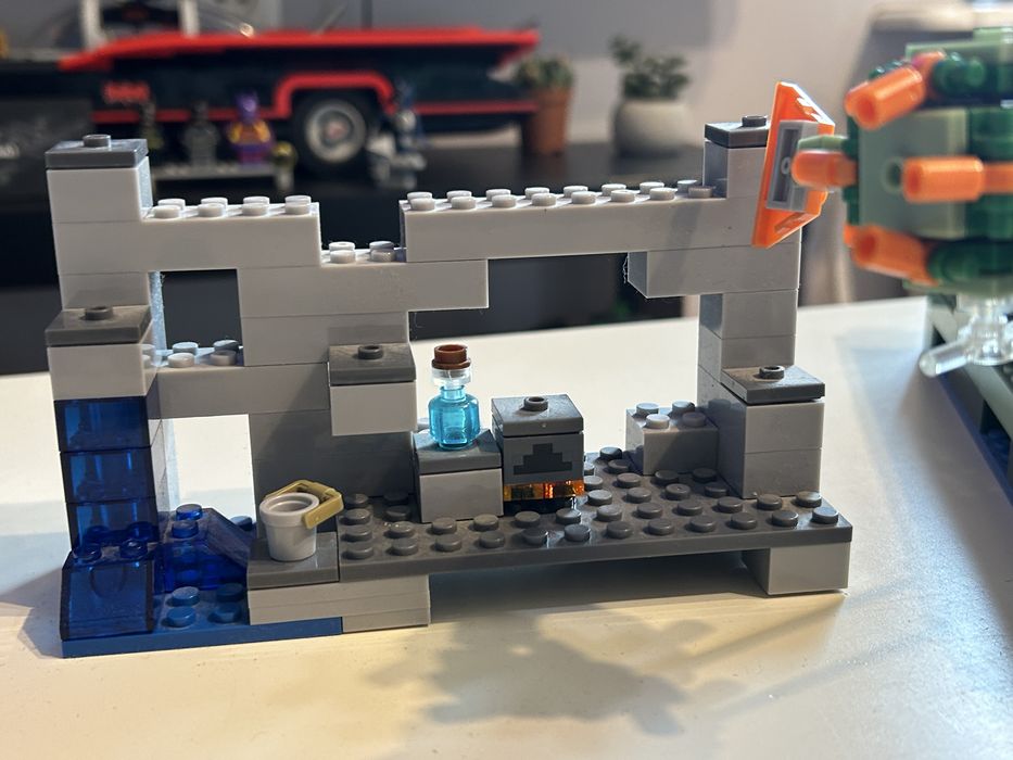 Lego Minecraft 21137 oraz 21136