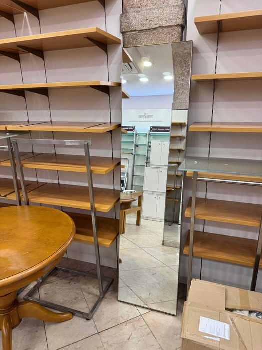 Espelho com estrutura em aço inox ouro