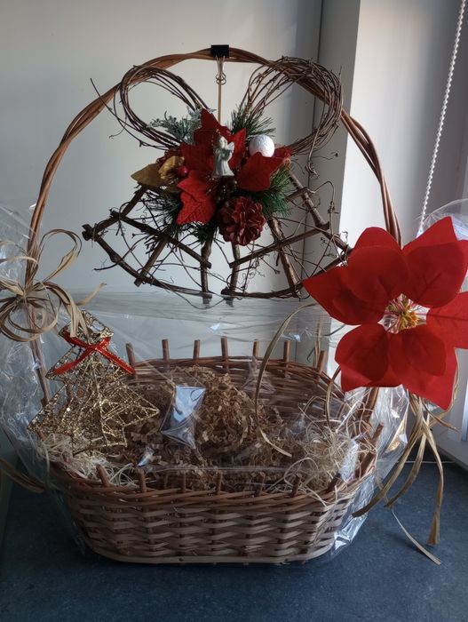 Kosz wiklinowy ze świątecznymi dekoracjami