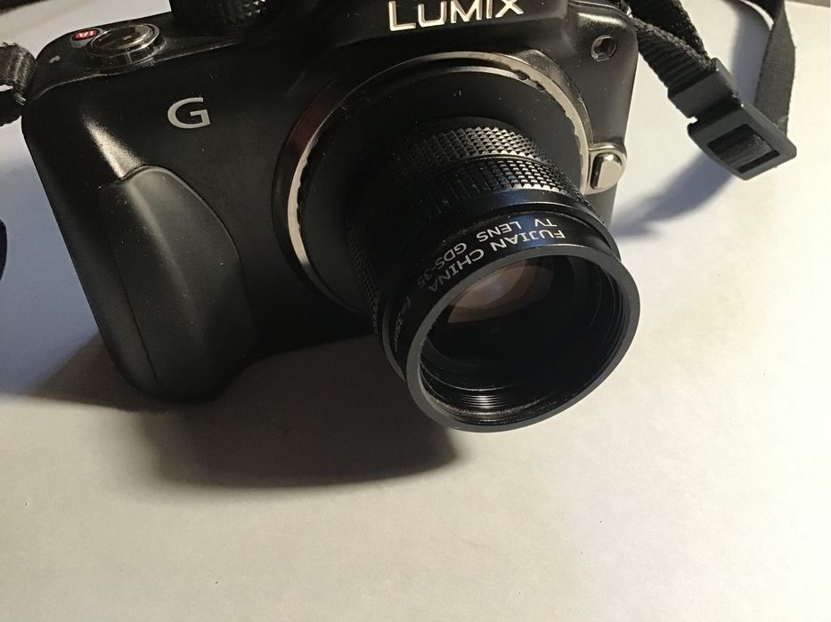 Objetiva de 35mm 1:1.7 com adaptador para formato micro 4/3