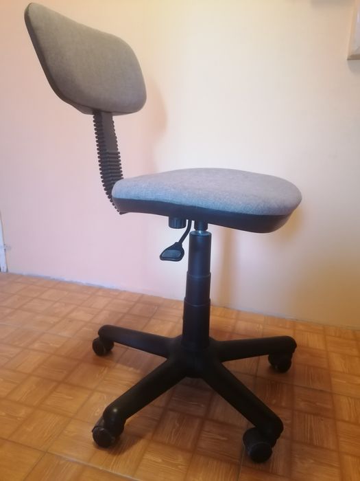 Krzesło biurowe, obrotowe z regulacją wysokości