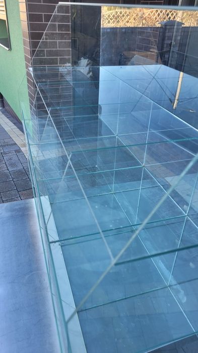 Szklana gablota/regał sklepowy