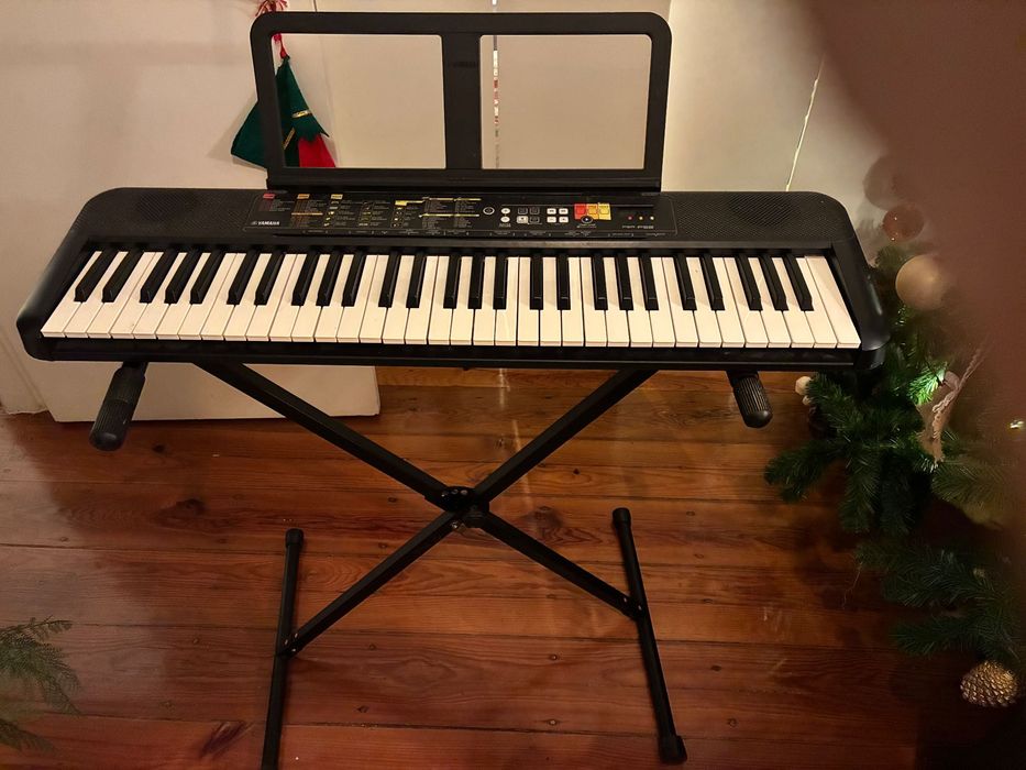 Teclado Yamaha e suporte