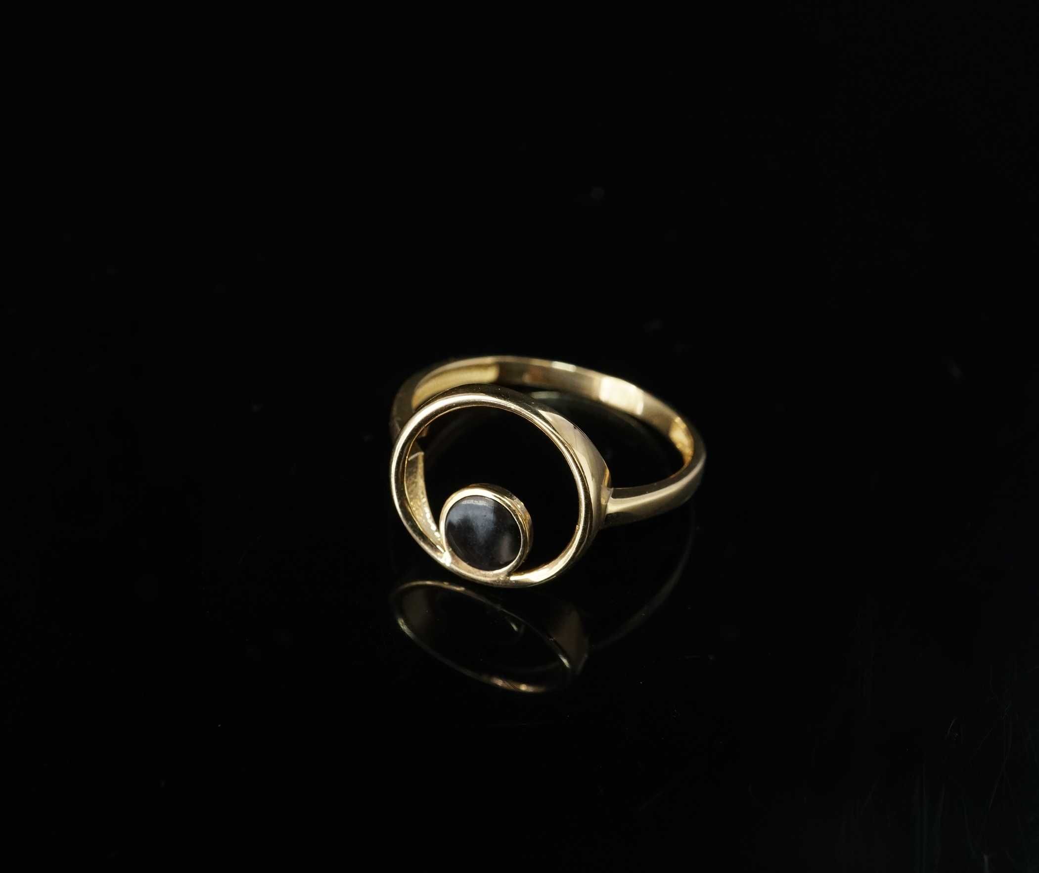 Złoto 585 - złoty pierścionek z czarnym oczkiem. Rozmiar 14