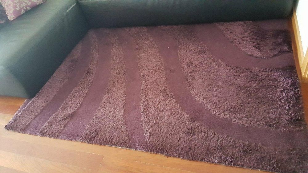 Carpete linda cor beringela-- pouco uso.