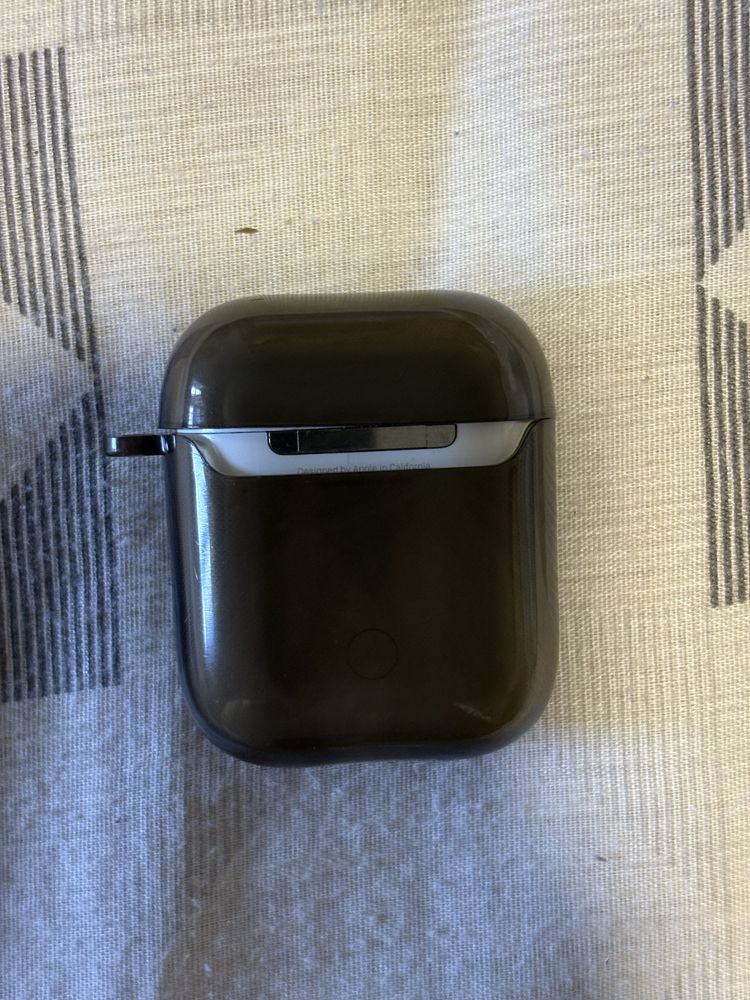 AirPods em bom estado com capa de proteção