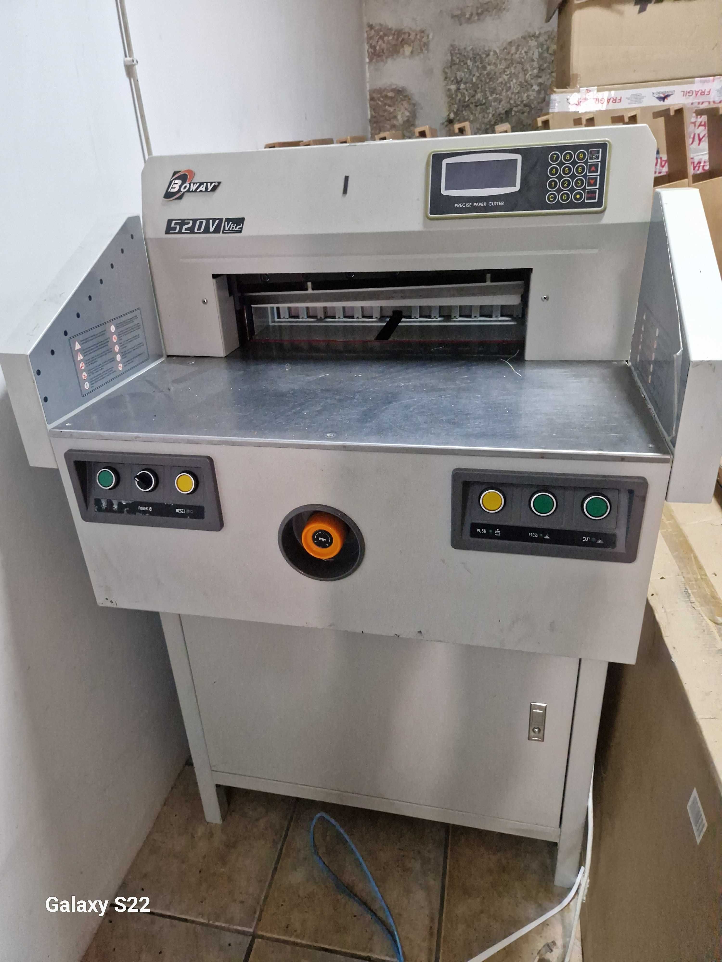 Guilhotina de papel Boway 520v, como armário de suporte, como nova.