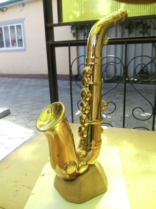Продам подарочную  модель саксофона (керамика).