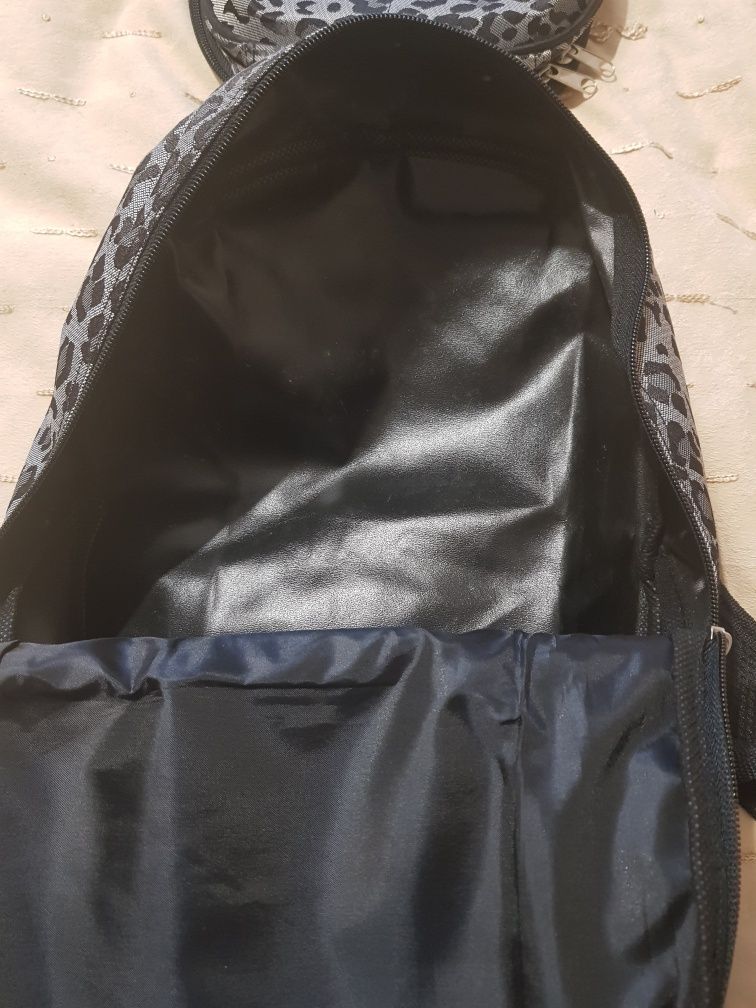 Mochila com bolinha de maquiagem. Nova