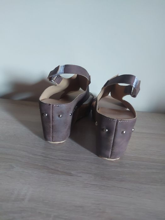 Sandałki na koturnie nowe