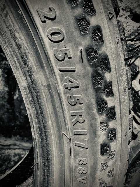 Pneus Dunlop 205/45 R17 runflat com apenas 2000 km