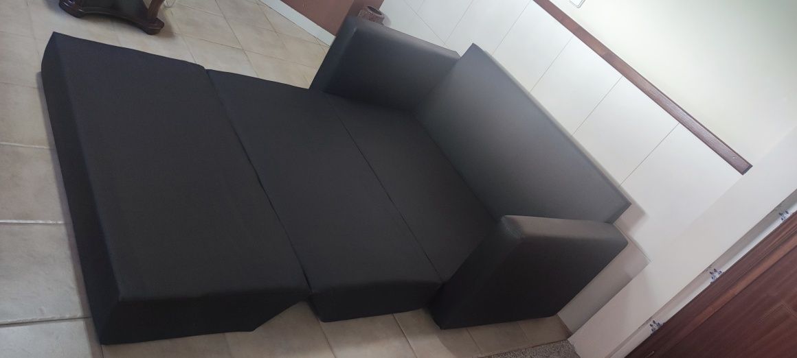 Sofá cama em couro