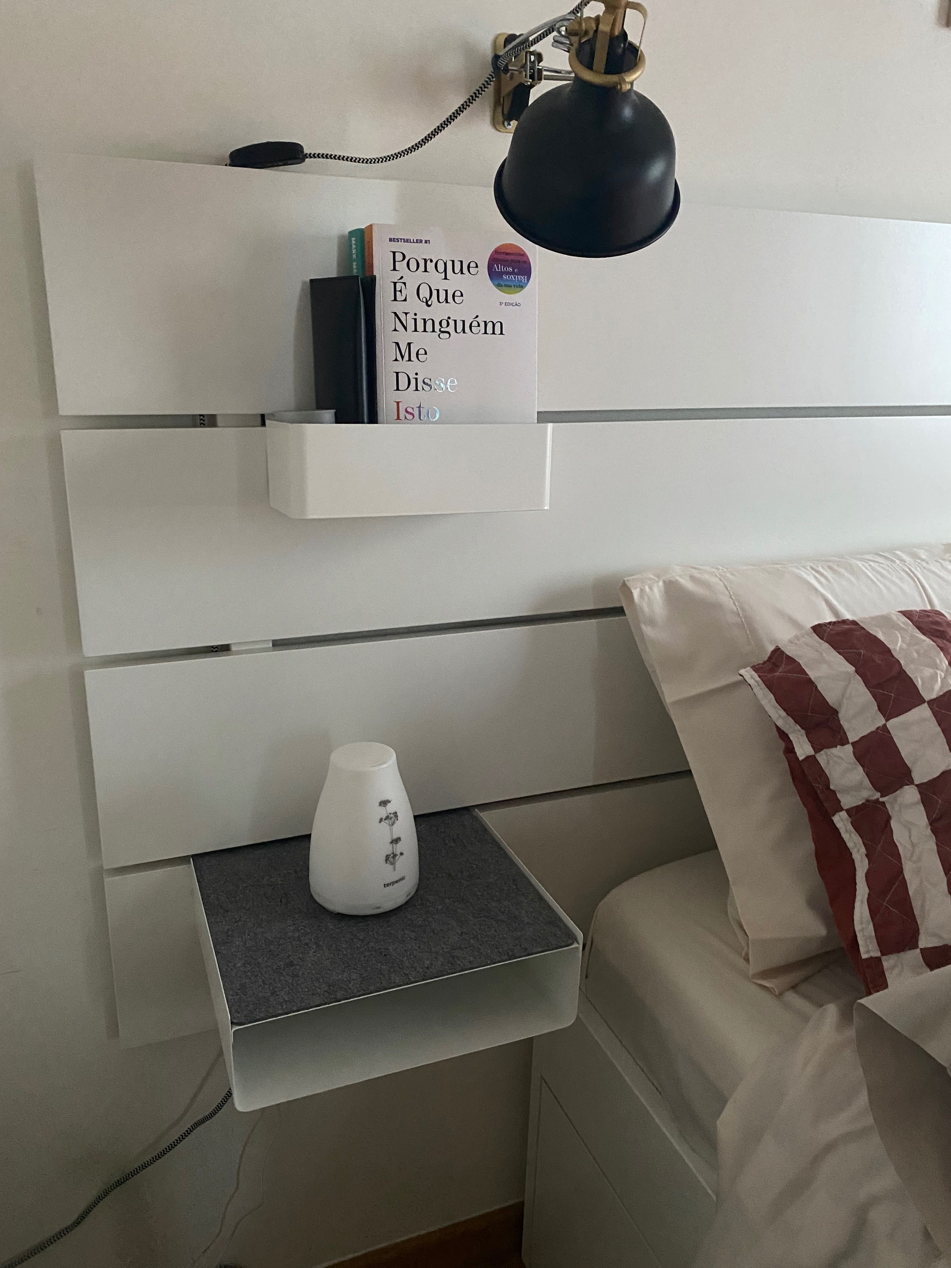 Cama com cabeceira