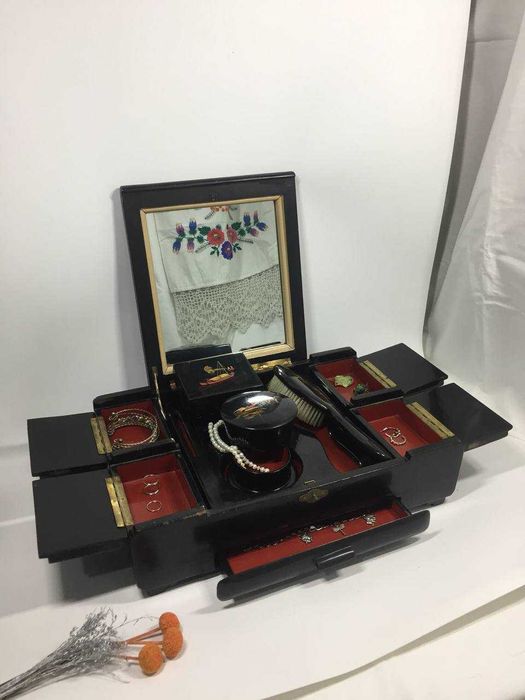 Антуражная Шкатулка с зеркалом 6 отделов щетка туалетный набор 50-х гг