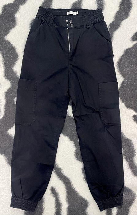 Чорні штани.