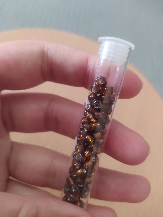 Tubo missangas castanhas pequenas