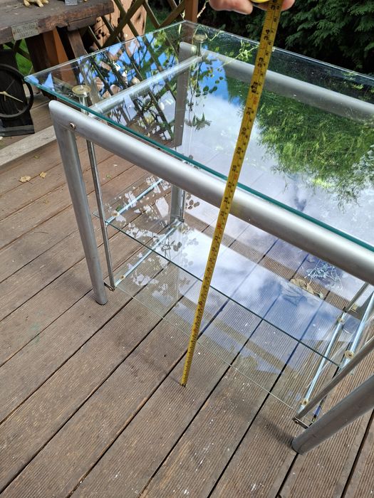 Szklany stolik kawowy z metalowym stelażem, 3 półki
> 
>