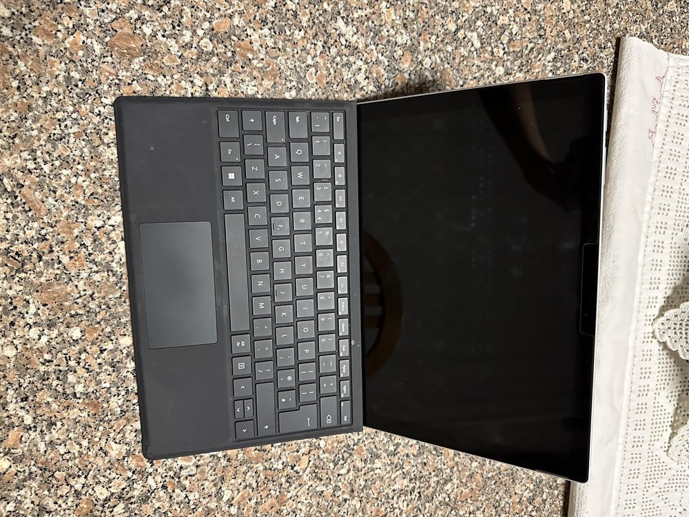 Microsoft Surface Pro 6 (i5, 8GB ram, 256GB, Windows 11)
