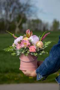 Flowerbox różowy ze sztucznych kwiatów