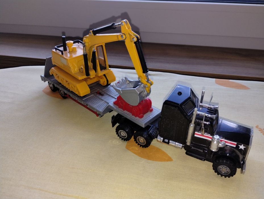 Retro zabawki Transporter z koparką od Playbear