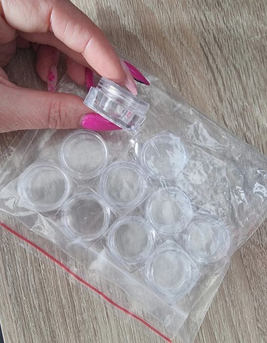 Pojemniczki na ozdoby do paznokci