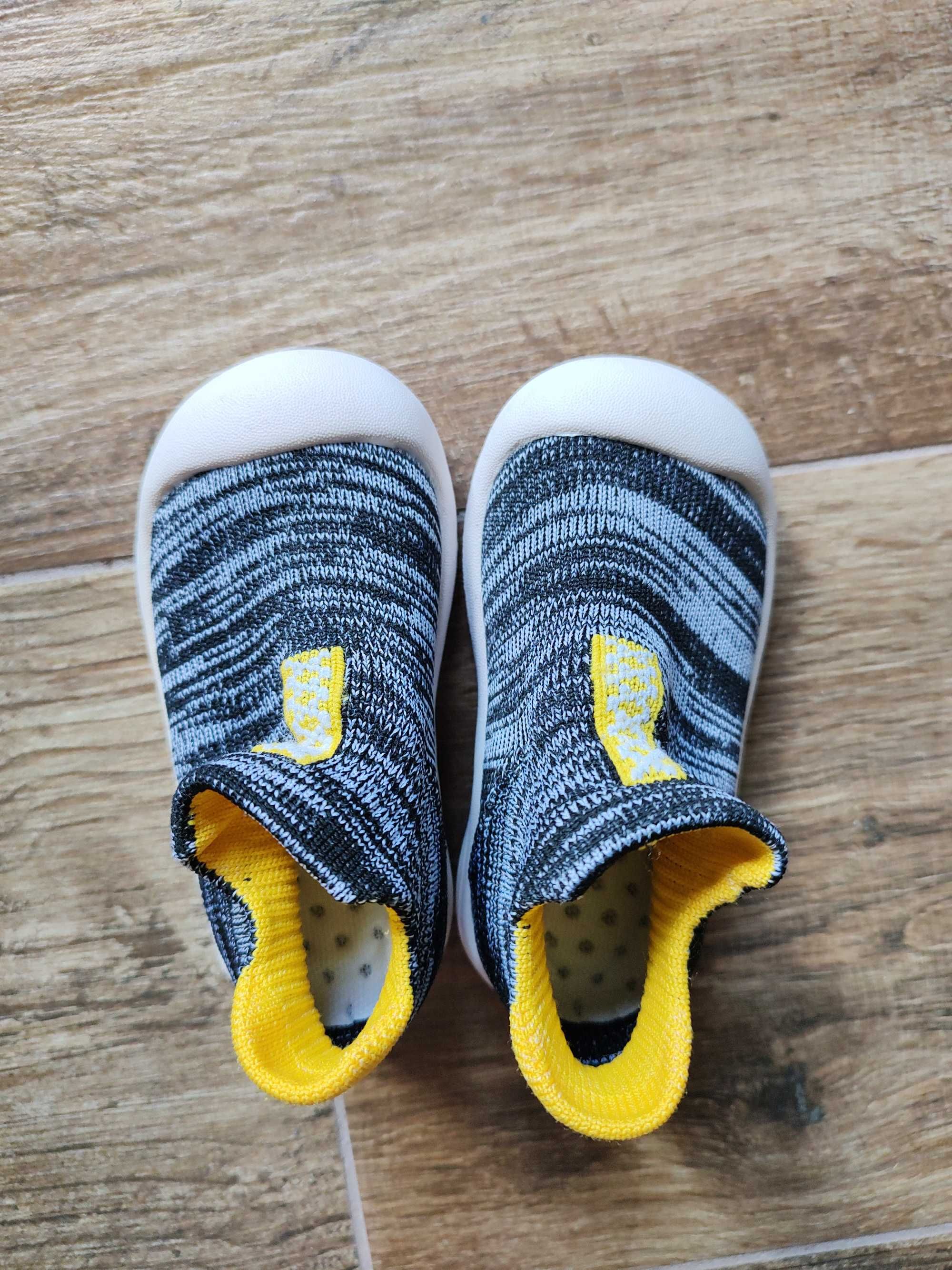 Nowe buty kapcie buciki do przedszkola r19 (zaniżony, realnie ok 22)