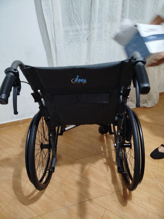 Vendi cadeira de rodas, cadeira sanitária e colchão
