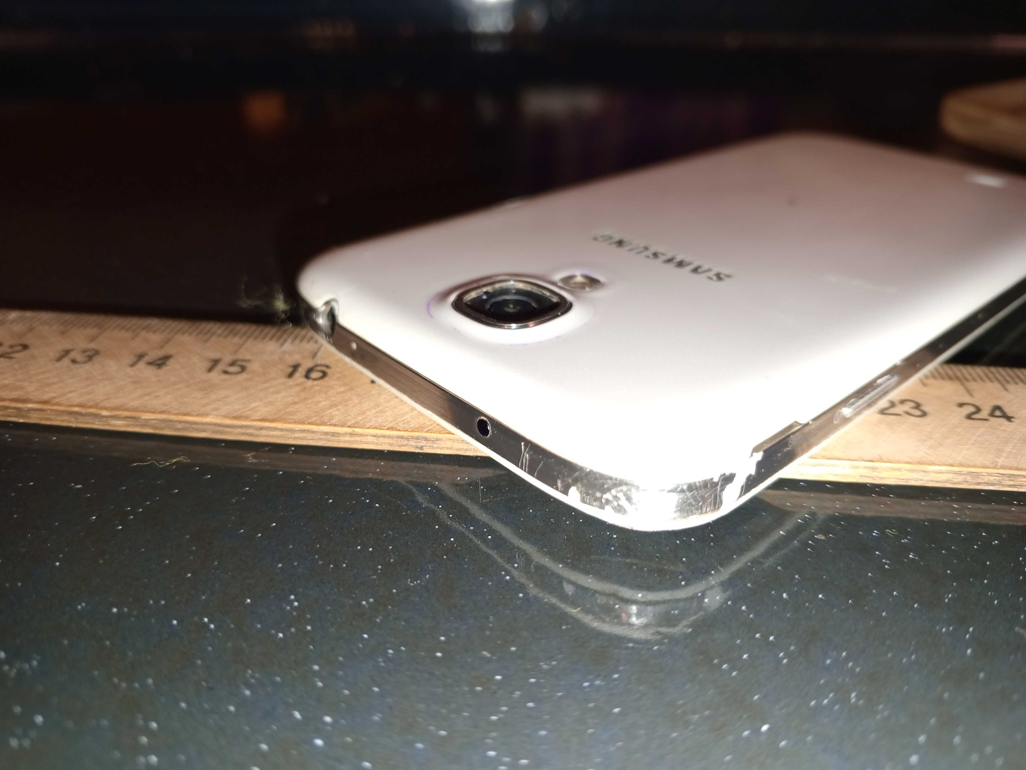 Мобильный телефон SAMSUNG GT-I9505 на запчасти.