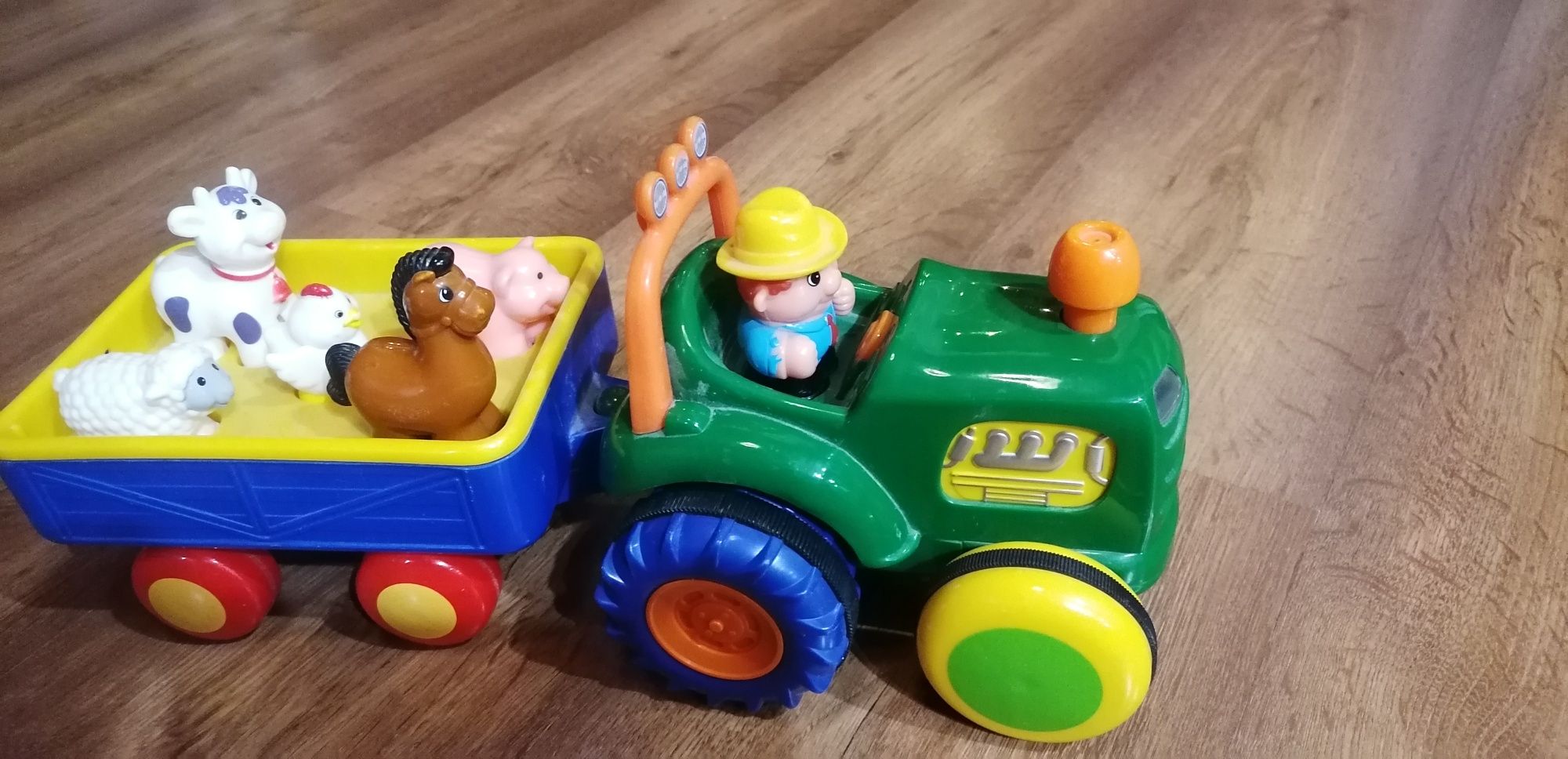 Traktor dumel że zwierzątkami